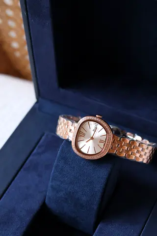 Rose gold women's wristwatch with metal bracelet - elegant condition