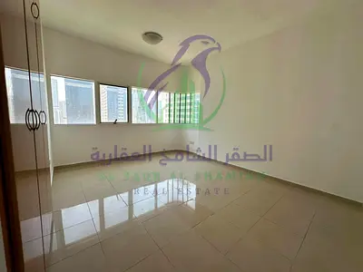 شقة غرفتين وصالة في الممزر مع شهر مجاني وصالة واسعة وخزائن حائط وحمامين وإطلالة مفتوحة توفر فرصة مميزة للسكن في موقع حيوي قريب من دبي والخدمات الأساسي