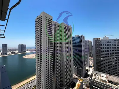 شقه غرفتين وصاله للايجارالسنوى فى التعاون بإمارة الشارقه تكيف و شهرمجانى بلكونه اطلاله على كورنيش الخان خزائن بالحائط مساحه كبيره