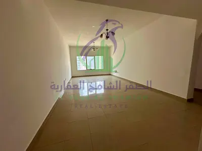 شقة غرفتين وصالة للايجار في الممزرعلى مخرج دبي مباشرة مع خزائن حائط ومساحات واسعة بتشطيبات ممتازة