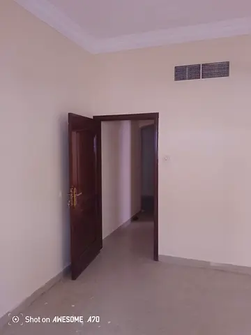 شقة غرفتين وصالة للإيجار في المجاز بمساحة كبيرة جدًا، تشطيب ممتاز، موقع مميز، إضاءة طبيعية، مناسبة للعائلات، جاهزة للسكن وبسعر منافس.