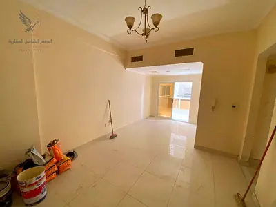 غرفه وصاله  مع خزائن حائط وبلكونه وتكييف مركزي للايجار السنوي بالنعيمية1 داخل تاور نظيف ومرتب