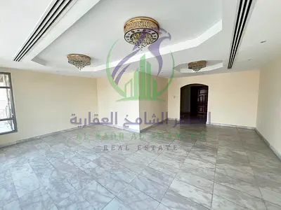 شقة للايجار ثلاث غرف وصالة اطلالة ملكية كورنيش مع غرفة خادمة ماستر بلكونة خزائن حائط باركينغ مجاني صف اول على الكورنيش في المجاز3