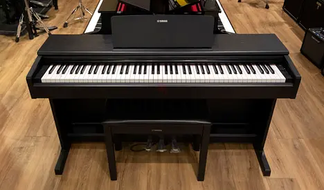 Yamaha Arius YDP105 as good as new with piano bench Have piano box. Cash on free delivery. warranty.