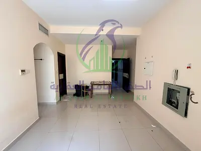 شقة غرفة وصالة في التعاون مع حمامين وخزائن بالحائط وباركينغ مجاني بموقع مميز قريب من الخدمات