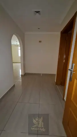 فرصة لا تعوض بالقليعة! شقة غرفتين وصالة صف أول على البحر بمساحة كبيرة و3 حمامات. توزيع مريح، مطبخ مودرن، مسبح وجيم مجاناً. تصديق العقد على المالك