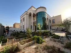 A villa with a price including electricity, water and air conditioning fees on the main street, read