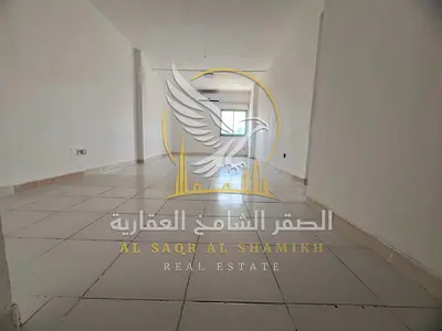 غرفتين وصالة بعقد موظفين بالغوير مساحة واسعة مع بلكونة اطلالة مفتوحة و تشطيبات حديثة 2 حمام في بناية جاهز للسكن