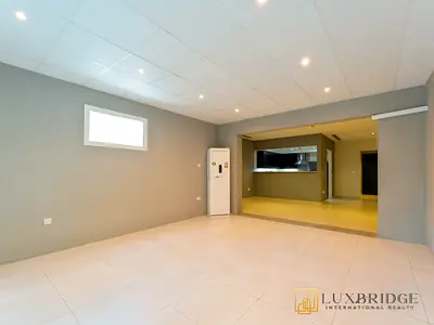 Spacious Upgraded 2-Bedroom Townhouse | Single Row | Excellent Investmen