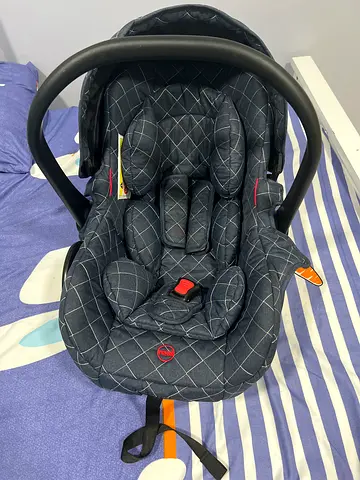 Rear-facing infant car seat (detachable carrier) - good condition