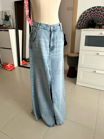 Pull and Bear Light wash high-waist straight denim skirt - women's size M