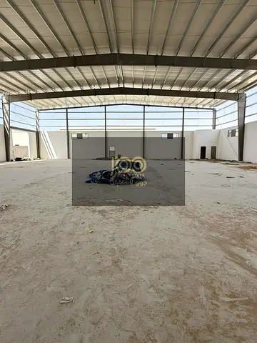 🏭 للإيجار السنوي | مستودع مستقل 17,000 قدم² على شارع رئيسي في أم القيوين | 150 كيلوواط