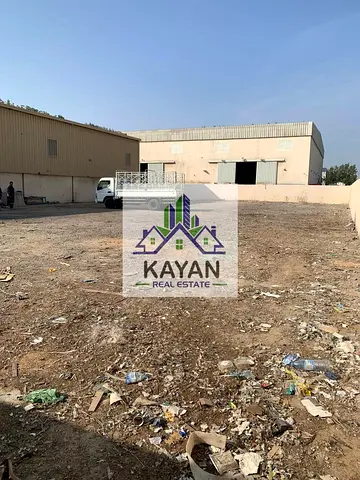 حوطة للإيجار 10,000 قدم، بدون كهرباء، المنطقة الصناعية أم القيوين، مناسبة للتخزين وشركات المقاولات.