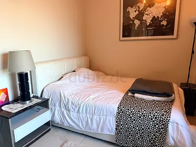 White faux leather w/ Headboard Queen size bed 160 x 200 cm with Nighstand - Excellent condition