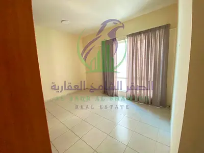 شقه ثلاث غرف وصاله للايجارالسنوى فى التعاون بإمارة الشارقه باركنج و تكيف علي المالك مع جيم رجالي وحريمي ومسبح وساونا وغرفه بخار