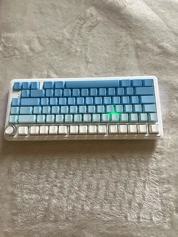 White Mechanical Keyboard with Blue Gradient Keycaps and Volume Knob - Good Condition
