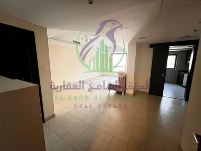 شقة واسعة مكونة من غرفتين نوم للإيجار تتميز بتكييف مجاني باركن مجاني جيم ومسبح وتقع في موقع مميز بالقرب من جميع الخدمات