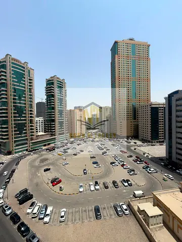 **شقة فاخرة للإيجار في المجاز 2 | 3 غرف + غرفة خادمة ماستر | 4 حمامات وبلكونة | 67,000 درهم | 4 دفعات | فرصة مثالية للعائلات**