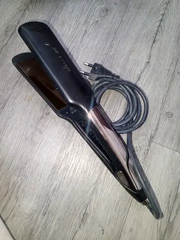 Gently used hair straightener / flat iron - working condition