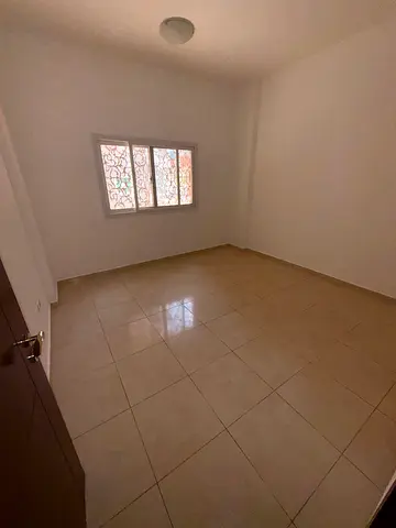 🏡 فرصة للإيجار | الجرف 2 – عجمان ✨ غرفة وصالة مساحة كبيرة 📍 خلف دلتا | قريب من جامعة عجمان والخدمات 💰 26,000 درهم سنويًا 💳 4 أو 6 دفعات | 🔒 تأمين