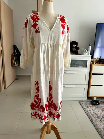 White linen dress with red embroidered floral pattern - size S