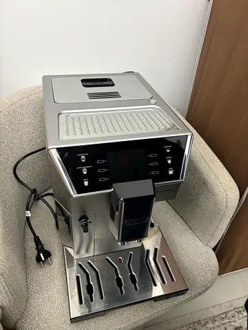 De’longhi Primadonna Class slightly used stainless steel espresso machine with built-in milk frother