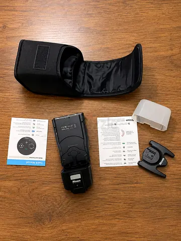 Nissin Speedlite Flash with Case and Stand - Good Condition. Never used