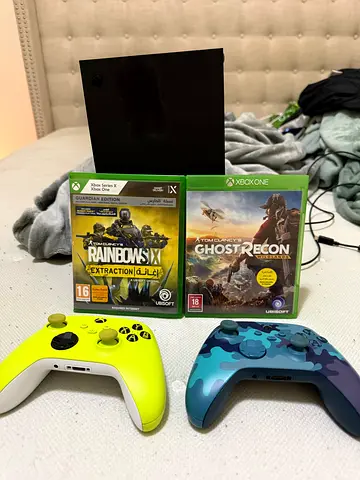 Xbox Series X console with 2 controllers and 2 games (Ghost Recon, Rainbow Six)