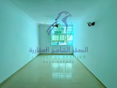 شقة واسعة مكونة من غرفتي نوم للإيجار تتميز بعرض شهر مجاني، وخزائن حائط وخيارات دفع مرنة وتقع في موقع مميز يوفر سهولة الوصول إلى جميع الخدمات
