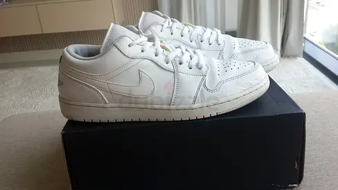 White Nike low-top sneakers, lightly used, size not specified