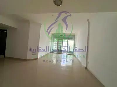 شقة غرفتين وصالة للإيجار على مخرج دبي غرفة ماستر وثلاثة حمامات وبلكونة وإطلالة مفتوحة