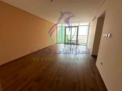 شقة ثلاث غرف وصالة للإيجار السنوي في منطقة التعاون بإمارة الشارقة مع 2 باركينغ مجاني وجيم ومسبح وخزائن بالحائط 2بلكونه اطلاله مفتوحه