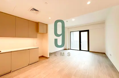 Brand New | Large Living | Directly on Creek Beach