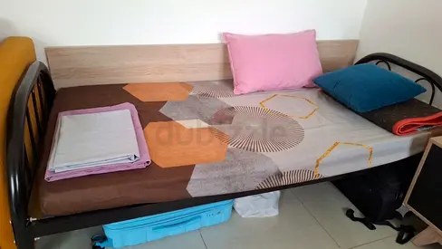 Single metal frame bed with mattress — good condition