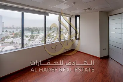 مكتب بإطلالة بحرية للإيجار في كورنيش بلازا المجاز 1 الشارقة مبنى مجدد بالكامل مساحة 1345 قدم مربع تبريد ومواقف وتوثيق مجاني الدفع حتى 4 دفعات عرض 6 أش