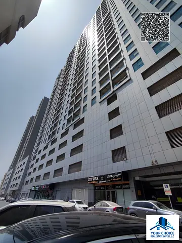 شقة متاحة للإيجار في "سيتي تاور" (City Tower) مكونة من غرفتي نوم، تتميز بإطلالة مفتوحة وتشمل موقف سيارات.