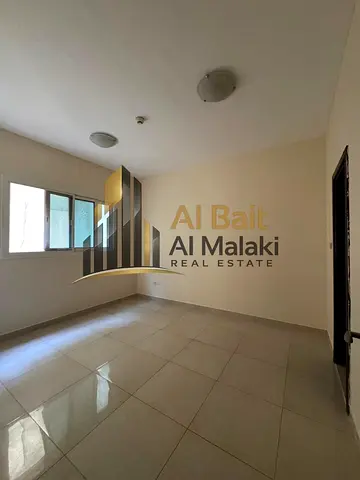 شقة غرفة ماستر للإيجار السنوي في القصباء بالشارقة، حمامان، تكييف مركزي، موقف مجاني وجيم، بسعر 37,000 درهم سنويًا، مع إمكانية الدفع على 4 أو 6 دفعات.