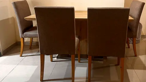 Oak dining table with 6 upholstered chairs - good condition