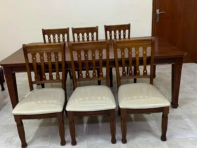 طاولة كبيرة مع ستة كراسي للبيع مصنوعة من خشب الصاج مستعمل استعمال نظيف ولا يوجد به كسور