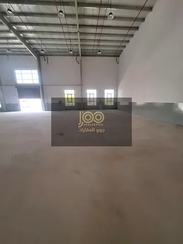 🏭 للإيجار السنوي | 3 مستودعات متجاورة في أم الثعوب - أم القيوين | إجمالي 24,000 قدم² | 300 كيلوواط