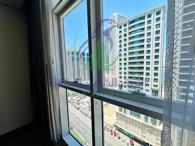 شقة غرفة وصالة مفروشة للإيجار السنوي في التعاون الشارقة داخل برج سكني راقٍ مع باركنج ومسبح وخدمات متكاملة وإطلالة مميزة وسكن جاهز بالكامل