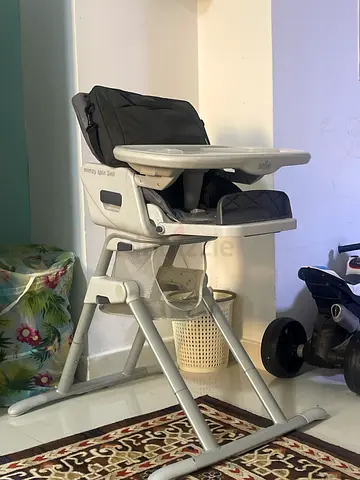 Sturdy baby high chair with adjustable tray – good condition