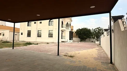 Villa for Sale in Ajman – Al Jurf A distinguished villa in a prime location, situated on a corner plot with two streets, near the Modern Schools Compl