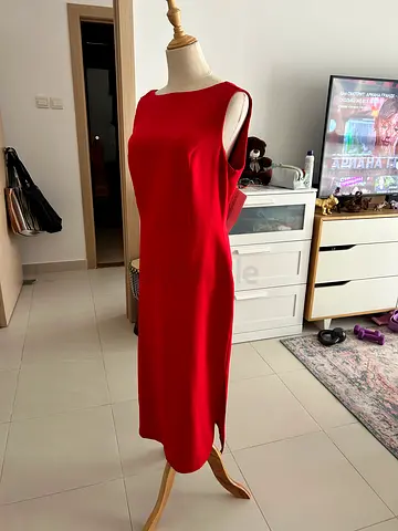 Red sleeveless knee-length womens dress, fitted M-L, New