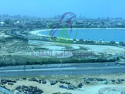 شقة فاخرة وواسعة من ثلاث غرف نوم للإيجار تتميز بإطلالة بحرية رائعة وبلكون باركن و جيم ومسبح وخزائن حائط