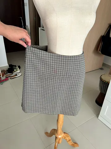 Monki Houndstooth mini skirt - size M, good condition