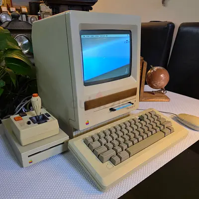 Old apple macintosh computer