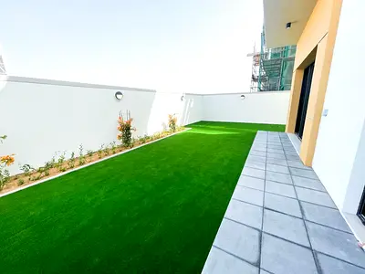 فيلا للإيجار السنوي في كومباوند أزهى – العامرة، عجمان، بموقع مميز داخل مجمع سكني متكامل الخدمات.