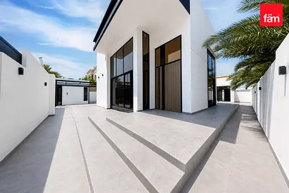 Suburban villa for family, easy access to the city