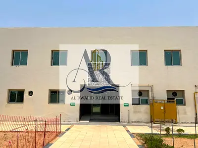 يتوفر سكن عمال مميز للإيجار في منطقة الصجعة الصناعية بالشارقة، مناسب للشركات التي تبحث عن سكن منظم ومتكامل للعمال والموظفين.
